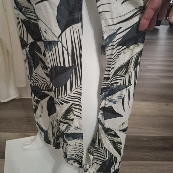 La Blanca Moment Of Zen Jumpsuit L White Gray Foliage Sleeveless Cover Up NEW - Picture 8 of 9